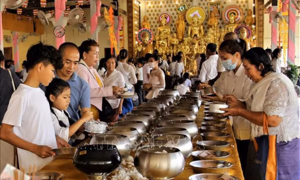 Campuchia dỡ bỏ quy định đeo khẩu trang và xét nghiệm nhanh COVID-19