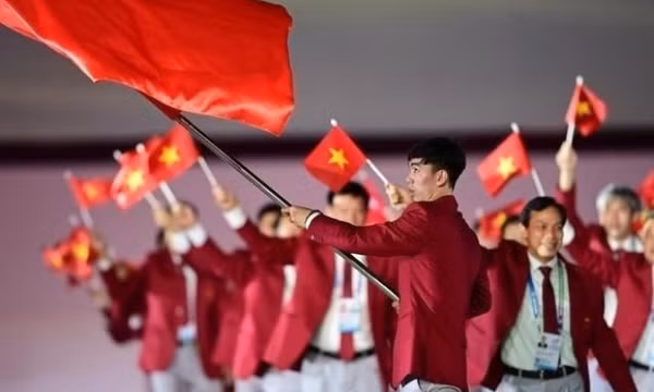 Nguyễn Huy Hoàng cầm cờ cho đoàn thể thao Việt Nam tại khai mạc SEA Games 32
