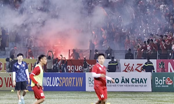 Văn Quyết đưa Hà Nội trở lại đỉnh bảng V-League