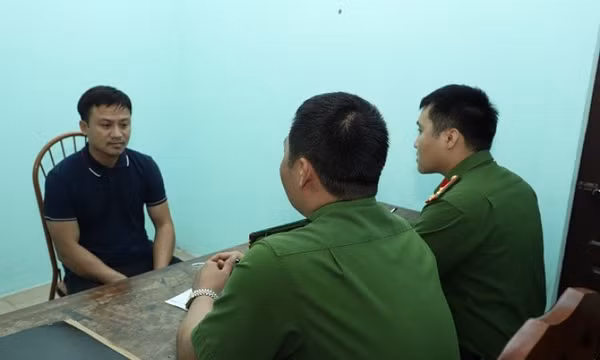 Bị mời về trụ sở làm việc, người đàn ông đấm công an rồi lên ô tô bỏ chạy
