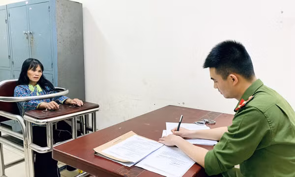 Dùng xăng và dao cản trở người thi hành công vụ