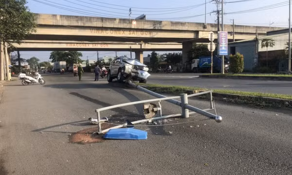 Tài xế ngủ gục, ô tô 7 chỗ tông gãy trụ đèn trên quốc lộ