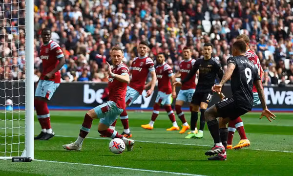Arsenal rơi điểm dù dẫn hai bàn ở Ngoại hạng Anh