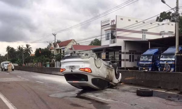 Ô tô 7 chỗ mất lái đâm dải phân cách, 3 người bay ra khỏi xe