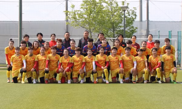 21 nữ tuyển thủ cùng HLV Mai Đức Chung sang Campuchia