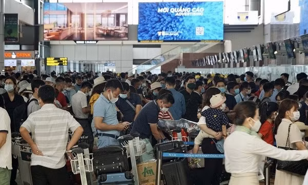 Thí điểm dùng căn cước gắn chíp xác thực khách tại sân bay Nội Bài