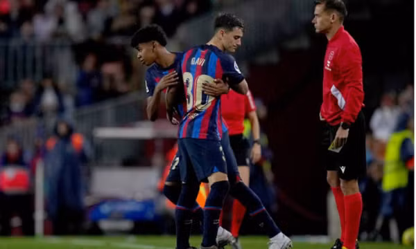 Tiền đạo trẻ 15 tuổi đi vào lịch sử Barca
