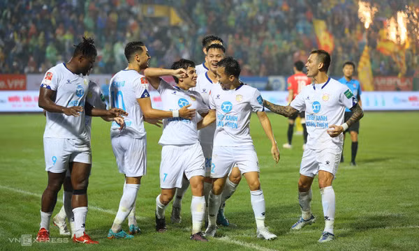Hồng Duy đưa Nam Định lên đỉnh bảng V-League 2023