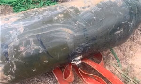 Bình Phước: Di dời an toàn quả bom nặng 300kg dưới hồ nước sâu 