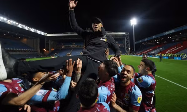 Vincent Kompany giành danh hiệu đầu tiên trong sự nghiệp huấn luyện