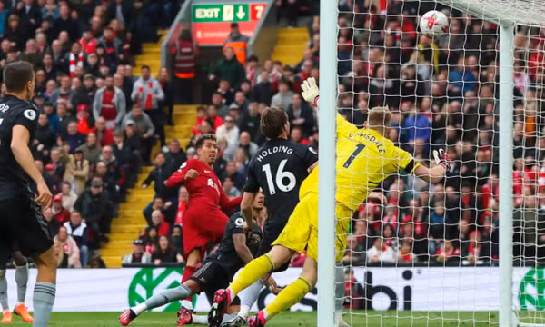 Liverpool hoà Arsenal dù bị dẫn hai bàn