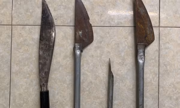 Mâu thuẫn trên mạng, hàng chục thanh niên mang dao phóng lợn hẹn nhau hỗn chiến
