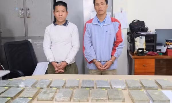 Phát hiện kho heroin trong hang đá nơi rừng sâu