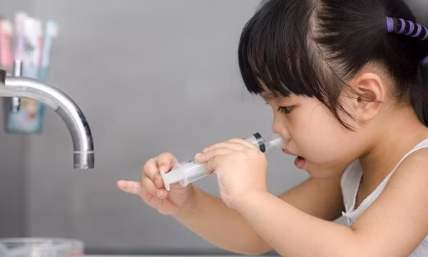 5 hệ lụy nguy hiểm khi cha mẹ tự rửa, hút mũi cho trẻ không đúng cách