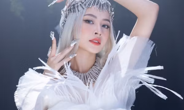 Chi Pu có gì để 'đạp gió' ở Trung Quốc?