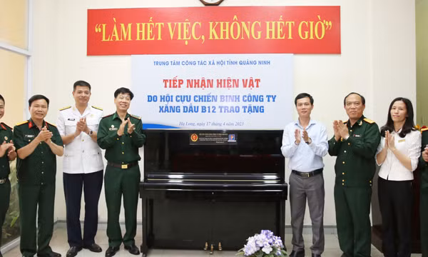 Hội CCB Công ty xăng dầu B12 tặng quà Trung tâm công tác xã hội tỉnh