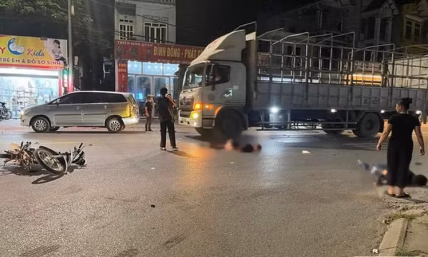 Hai thanh niên nghi tham gia đua xe, tự đâm đuôi ô tô ngã bất tỉnh
