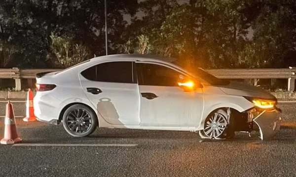 Honda City đâm phải cục đá trên cao tốc Ninh Bình, sửa mất gần 70 triệu, chủ xe bức xúc