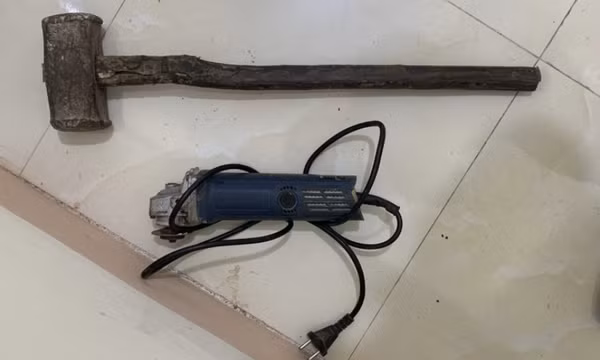 Tóm gọn đối tượng bẻ trộm cột, biển báo giao thông