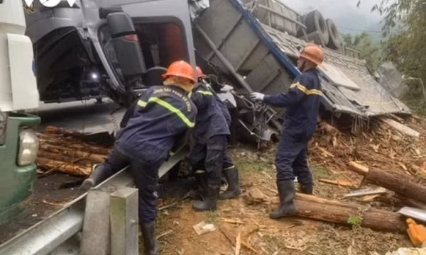 Tai nạn nghiêm trọng lật xe chở gỗ ở Bắc Kạn, làm 2 người tử vong
