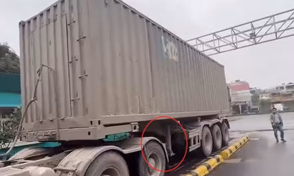 Phát hiện xe container "cắt nóc," chở quá tải gần 100 tấn cát vàng