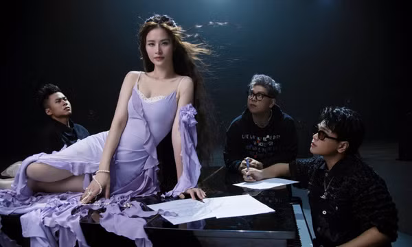 Đông Nhi vùng vẫy