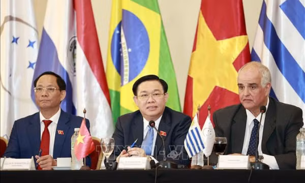 Chủ tịch Quốc hội Vương Đình Huệ hội đàm với lãnh đạo Nghị viện MERCOSUR