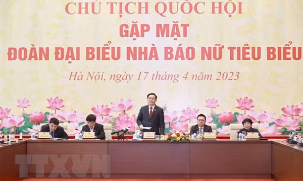 Chủ tịch Quốc hội: Nữ nhà báo luôn là 'những bông lau bằng thép'