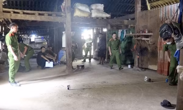 Dùng dao chém vợ con rồi tự sát trong phòng ngủ