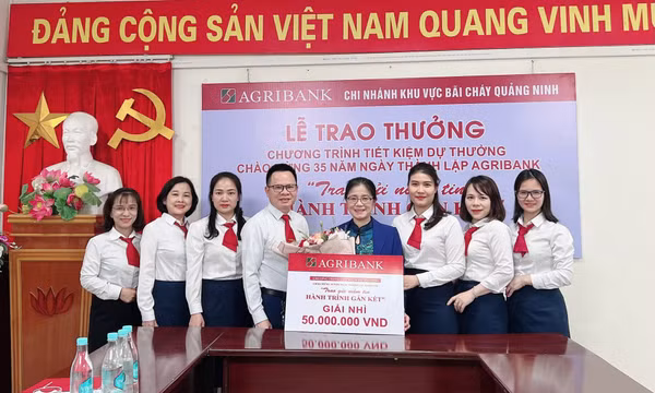 Agribank chi nhánh Khu vực Bãi Cháy - Quảng Ninh trao thưởng Chương trình tiết kiệm dự thưởng “Trao gửi niềm tin – Hành trình gắn kết”