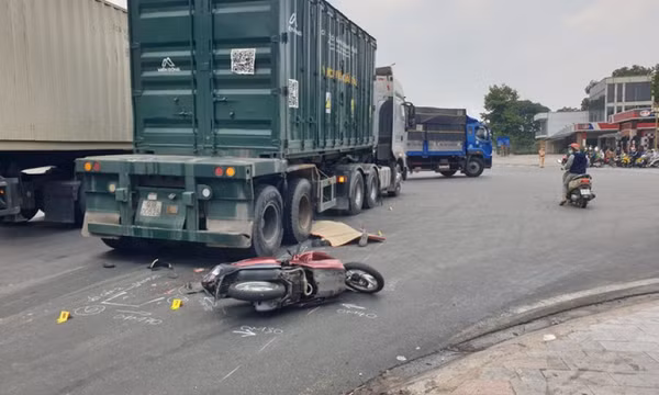 Trên đường đi phỏng vấn xin việc, 2 thanh niên bị tai nạn giao thông