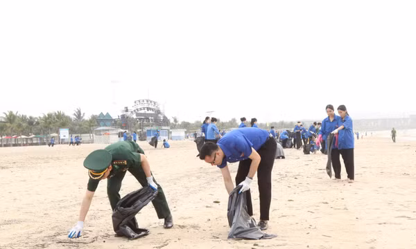 Trên 300 ĐVTN ra quân làm sạch biển