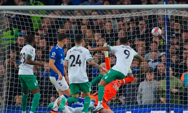 Newcastle bứt lên trên Man Utd