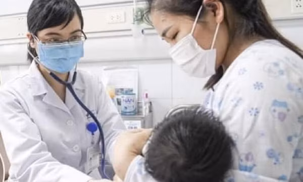 Bố mẹ chủ quan, trẻ sơ sinh mắc thuỷ đậu bị biến chứng viêm phổi nặng