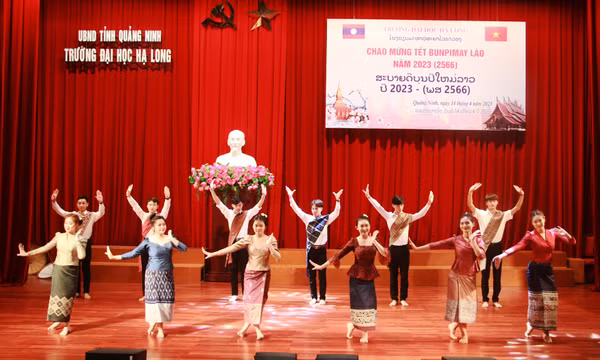 Lưu học sinh Lào hào hứng đón Tết cổ truyền Bunpimay