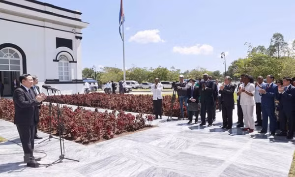 Chủ tịch Quốc hội Vương Đình Huệ thăm thành phố Santiago de Cuba