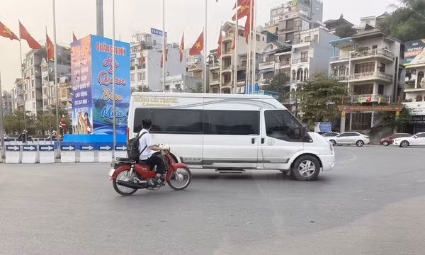 Tái diễn tình trạng "quên" đội mũ bảo hiểm