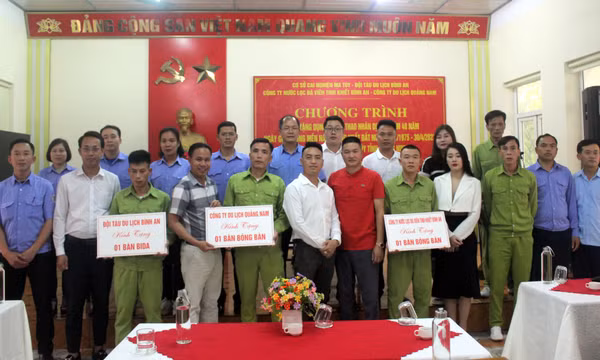 Tặng dụng cụ thể thao cho Cơ sở cai nghiện ma túy tỉnh 