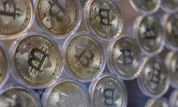 Đồng tiền kỹ thuật số bitcoin phá mốc quan trọng 30.000 USD