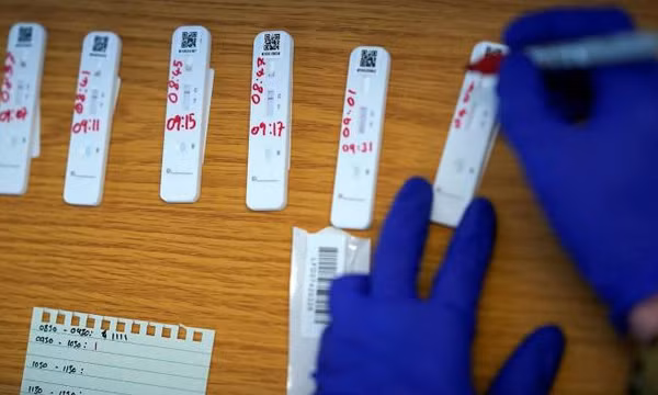Omicron phơi bày lỗ hổng trong chiến lược dùng kit test nhanh ở Anh