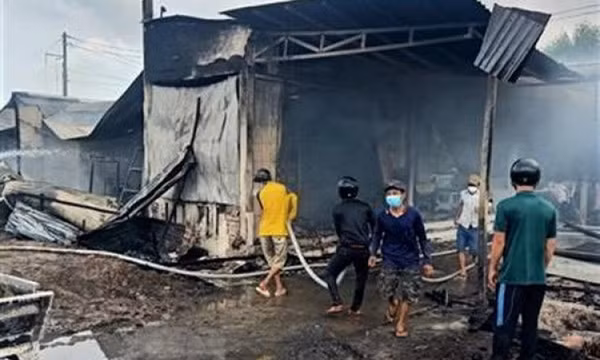 Xe chở dầu bất ngờ bốc cháy, 4 căn nhà bị thiêu rụi hoàn toàn