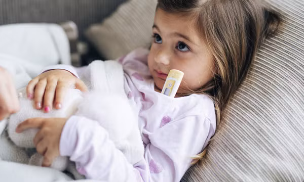 Hướng dẫn theo dõi và chăm sóc trẻ mắc Covid-19 tại nhà