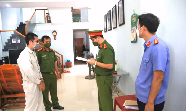 Nhân viên bán hàng giả giấy tờ chiếm đoạt tiền tỷ của công ty