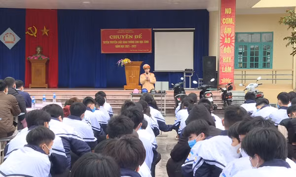 Giáo dục Luật giao thông cho học sinh - Cách làm của Trường THPT Nguyễn Trãi