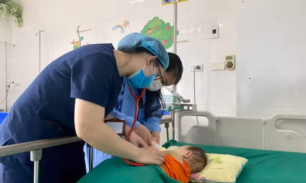 Kỳ tích cứu sống bé 14 tháng tuổi vỡ tim vì đập lồng ngực vào vô lăng ô tô