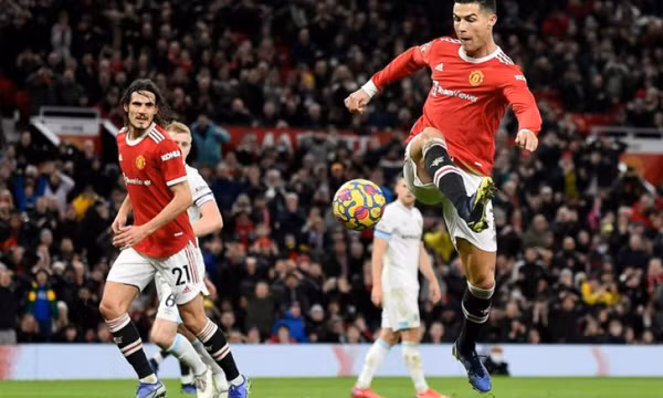Ronaldo giúp Man Utd thắng dễ Burnley
