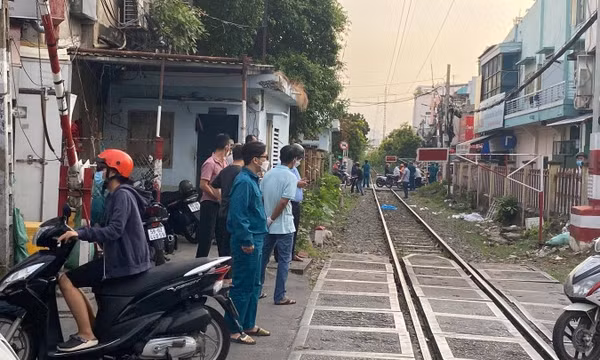 Va vào tàu hoả, người phụ nữ bị kéo lê hơn 100m