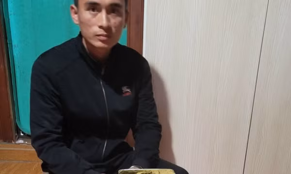 Bán pháo nổ giữa sông Hồng