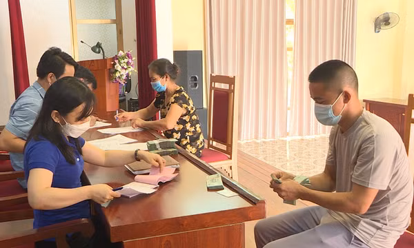 Đồng hành cùng nông dân vượt khó