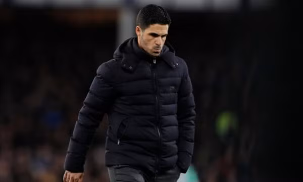 Không một CLB nào trên thế giới muốn mua tiền đạo của Arsenal